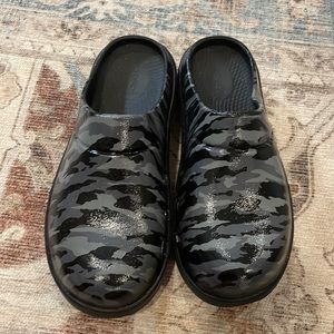 Oofos Clog Black Camo Size 8